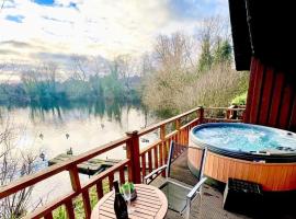 Holly Lodge 12 Hot Tub, отель в Йорке