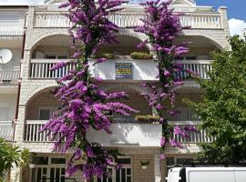 Apartments Cipetic, hotel en Kaštela