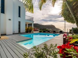 Villa Nunes, Big Holiday house with private pool, ξενοδοχείο σε Calheta