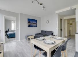 Chic and spacious apart with parking, hotel i Cergy