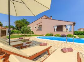 Villa Agri with large Garden and Pool near Pula, hotel i Loborika