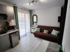 STUDIO de VACANCES FREJUS PLAGE، فندق في فريجوس