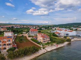 VILLA Karolina by the sea, hotel v Sukošanu