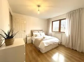 Private room with en-suite and parking in shared flat