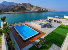 The Wave Villa 5 BR - Al Dana Island Fujairah, hotel v destinácii Fujairah