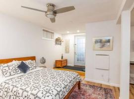 Cozy Private Apt near Downtown, hotell i Burlington