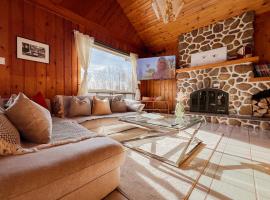 생트-아델에 위치한 호텔 Luxury St-Sauveur Chalet with Swim Spa Close to Ski