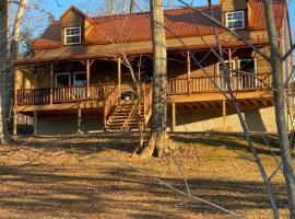 Lakeside Cabin Hot tub close to Ark Encounter, hotel sa hidromasažnim kadama u gradu Corinth