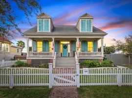 Historic 1871 Coastal Breeze with Heated Pool - Restoring Galveston