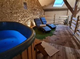 La Cabane et SPA Chez Jules, hotel spa di Vellerot-lès-Vercel