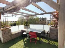 Le Nid : Rooftop moderne surplombant la ville