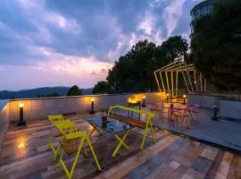 Serene By Sunkissed Villa - Luxury Villa in Kasauli - Lawn, Bonfire & Valley View