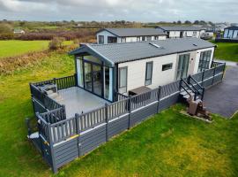 Lodge with sea & country views, hotel di Newquay