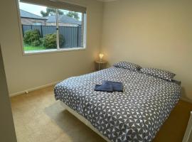 Garden View - Newly furnished Queen bedroom, hotel di Point Cook