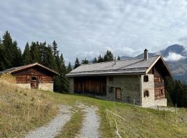 Alpine Hut Acla Sissi Lenzerheide for 9 people, hotel di Valbella