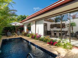 Boutique Resort Private Pool Villa - SHA Extra Plus, vila u gradu Ban Pa Khlok