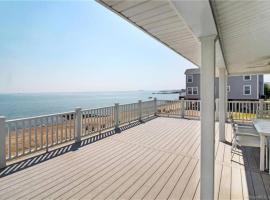 Cozy Beach - Direct Waterfront!, strandhotell i East Haven