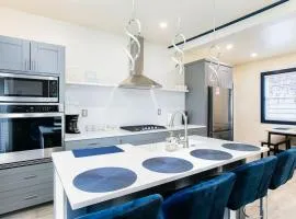 Walk to ND, Hot Tub, Lux Kitchen, Pet Friendly