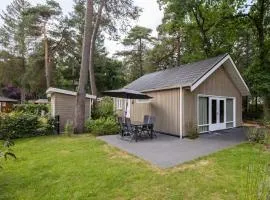 Atmospheric lodge with a deck on the Veluwe