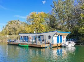 Očarujúci Houseboat na Dunaji، فندق شاطئي في براتيسلافا