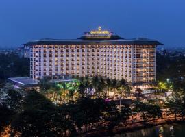 Chatrium Hotel Royal Lake Yangon, hotel with pools in Yangon