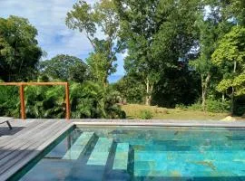 Lodge belle nature, piscine privée, grand jardin, 900 m de la plage de grande anse