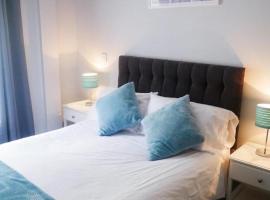 Wood Green Budget Rooms - Next to Mall & Metro Station - 10 Min to City Center, hotel di London