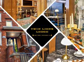 The Twin Lions: Bespoke Travel Lodge w/ Speakeasy*, cabin sa Chicago