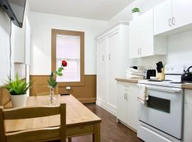 Amazing DT Apartment w Parking Location Coffee, hotel sa Moose Jaw