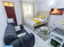 Studio Airbnb Apartment, in Bamburi Mwembeni, Mombasa