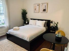 Pet-Friendly Lovely Studio #2 at Doggy Digs, Balcony – tani hotel 