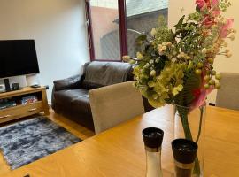 Modern apartment 4 mins from Gatwick, hotell i Horley