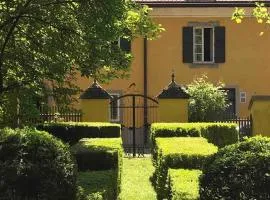 Schloss mit eigenem Garten & Parkplatz