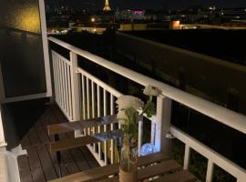 Rooftop Eiffel tower view, ξενοδοχείο στο Issy-les-Moulineaux