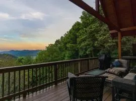 Dreamy Mountain Getaway~Hot Tub~Old Oak Lodge