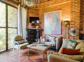 Be a Diva in the Queen's Suite at Inn Ajijic, apartment sa Ajijic