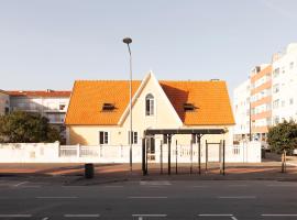 Casa Amarela, 9-room beach house, хотел в Прая да Бара