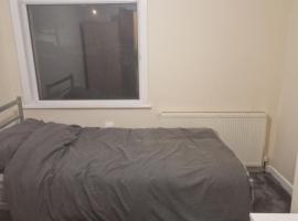 Cozy Bedroom in Spacious House Manchester，位于罗奇代尔的酒店