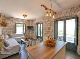 Mad Wall Apartment - Kyziridi House