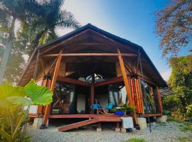 BooHouse - A Wild Cabin in Colombia, cottage di Caicedonia