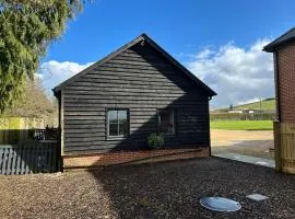 Cozy King-Bed Cabin to Relax & Unwind with Garden View