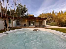 Cottage chaleureux avec jacuzzi en pleine nature, hotel en Grasse