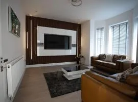 Luxury 6 Bed near city centre with Cinema Room & games room plus 5 bathrooms