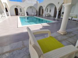 Musk de djerba suite aziz avec piscine, habitació en una casa particular a Temlale