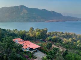 Ekam Lake House by StayVista with Mountain & Lake views, Outdoor jacuzzi, Sauna, Modern amenities & Kitchen garden, hotel sa Pune