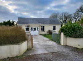 Peaceful Farm Cottage in Menlough near Mountbellew, Ballinasloe, Athlone & Galway, hotel u gradu Golvej