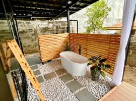 Cozy Tiny Home with Outdoor Hot Tub in City Center、ダバオシティのホテル