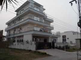 Hotel Luxe Heights Lahore, отель в Лахоре