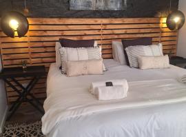 EXQUISITE PRIVATE LUXURY SUITE WITH KING BED at BOKMAKIERIE VILLAS, hotel i Windhoek