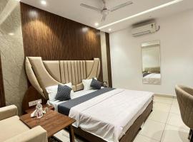 THE LUXURY PLATINUM INN --Luxury Deluxe Rooms -- Chandigarh Road, hotel i Ludhiana